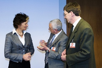 Minister Verburg neemt Good Egg Award in ontvangst Minister Van Landbouw Ontvangt Good Egg Award