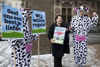 Staatssecretaris Dijksma neemt Valentijnskaart in ontvangst