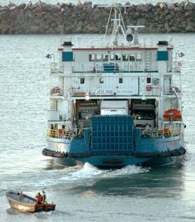 Archieffoto van de Joline, die volle veewagens over zee vervoert