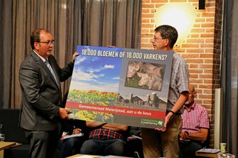 CIWF Megapostcard tegen megastal aanbiedmoment(c) CIWF vrij van rechten.jpg