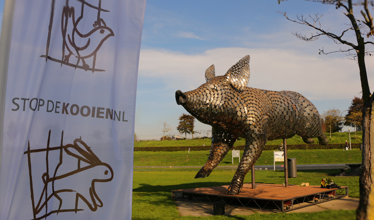 Kunstwerk ‘Ode aan het varken’ van Jantien Mook is symbool voor onze campagne tegen kooien. Stop De Kooien Flag With Pig