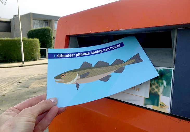 Vissenkaart wordt op de brievenbus gedaan