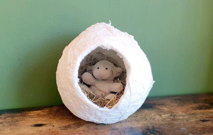 Paasei geknutseld van toiletpapier