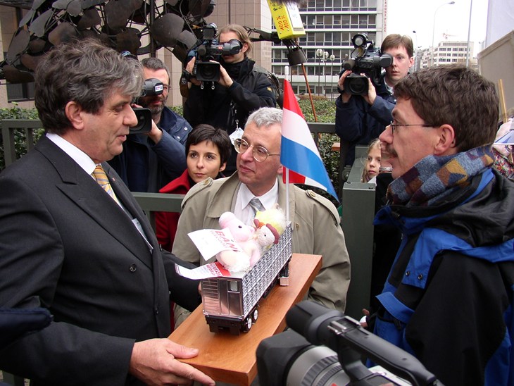 vrachtwagen vol knuffels voor de Europese ministers van landbouw