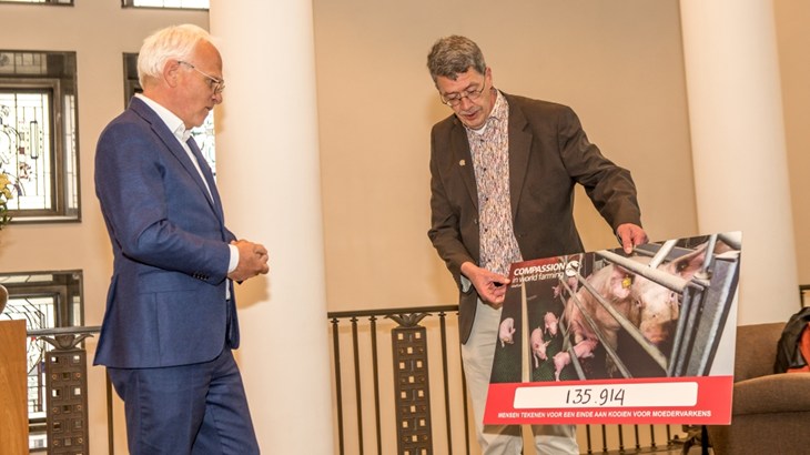 CIWF overhandigt de moedervarkenpetitie aan minister Adema