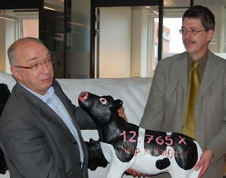 Dhr. Oomen, directeur Agroketens en Visserij van EL&I neemt het 'kalf' in ontvangst